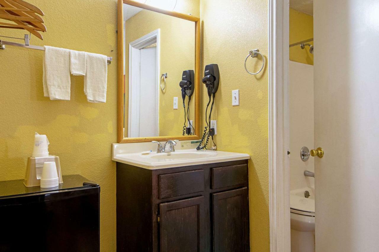 Economy Inn & Suites Дентон Экстерьер фото