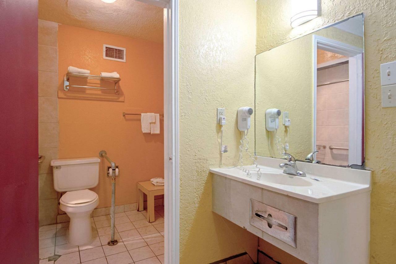 Economy Inn & Suites Дентон Экстерьер фото