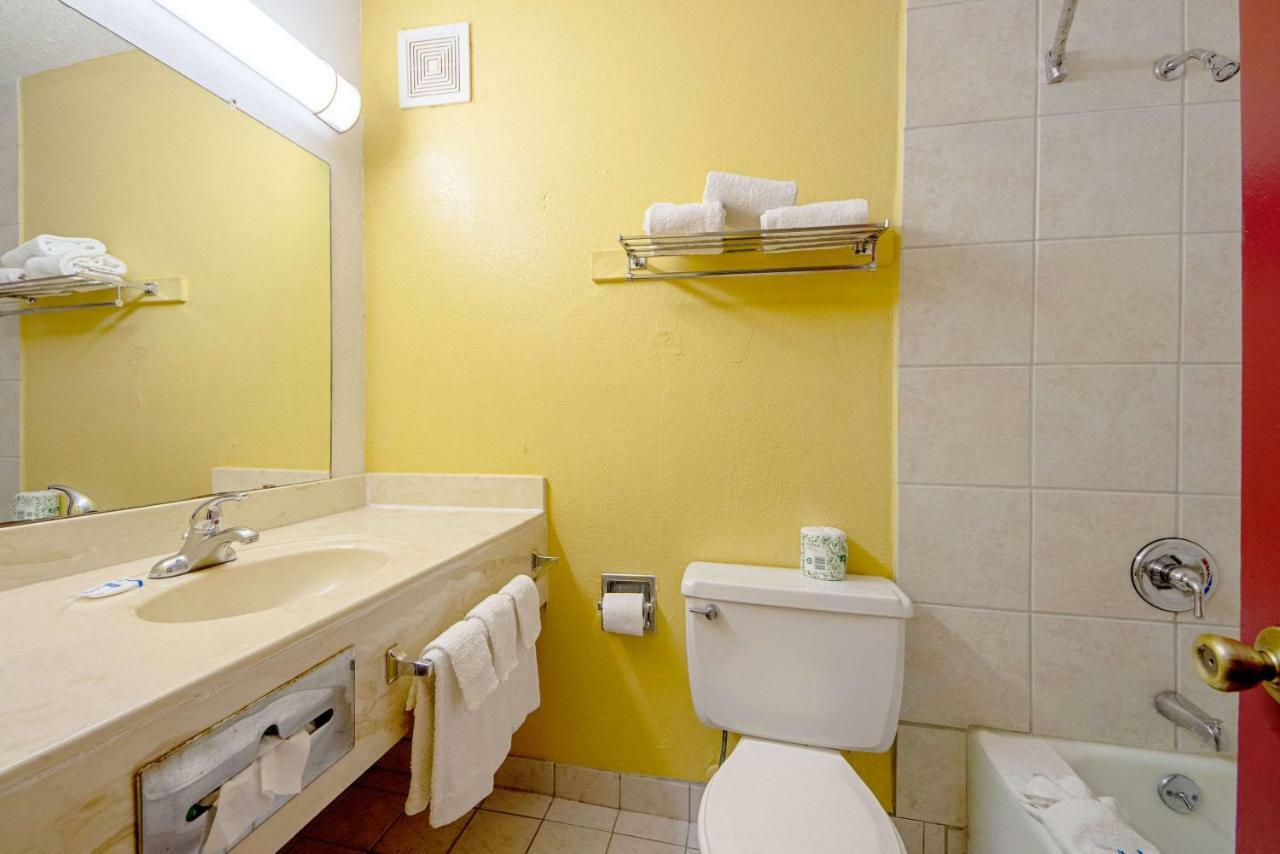 Economy Inn & Suites Дентон Экстерьер фото