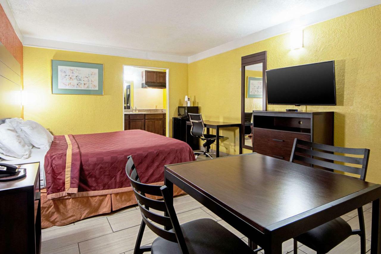 Economy Inn & Suites Дентон Экстерьер фото