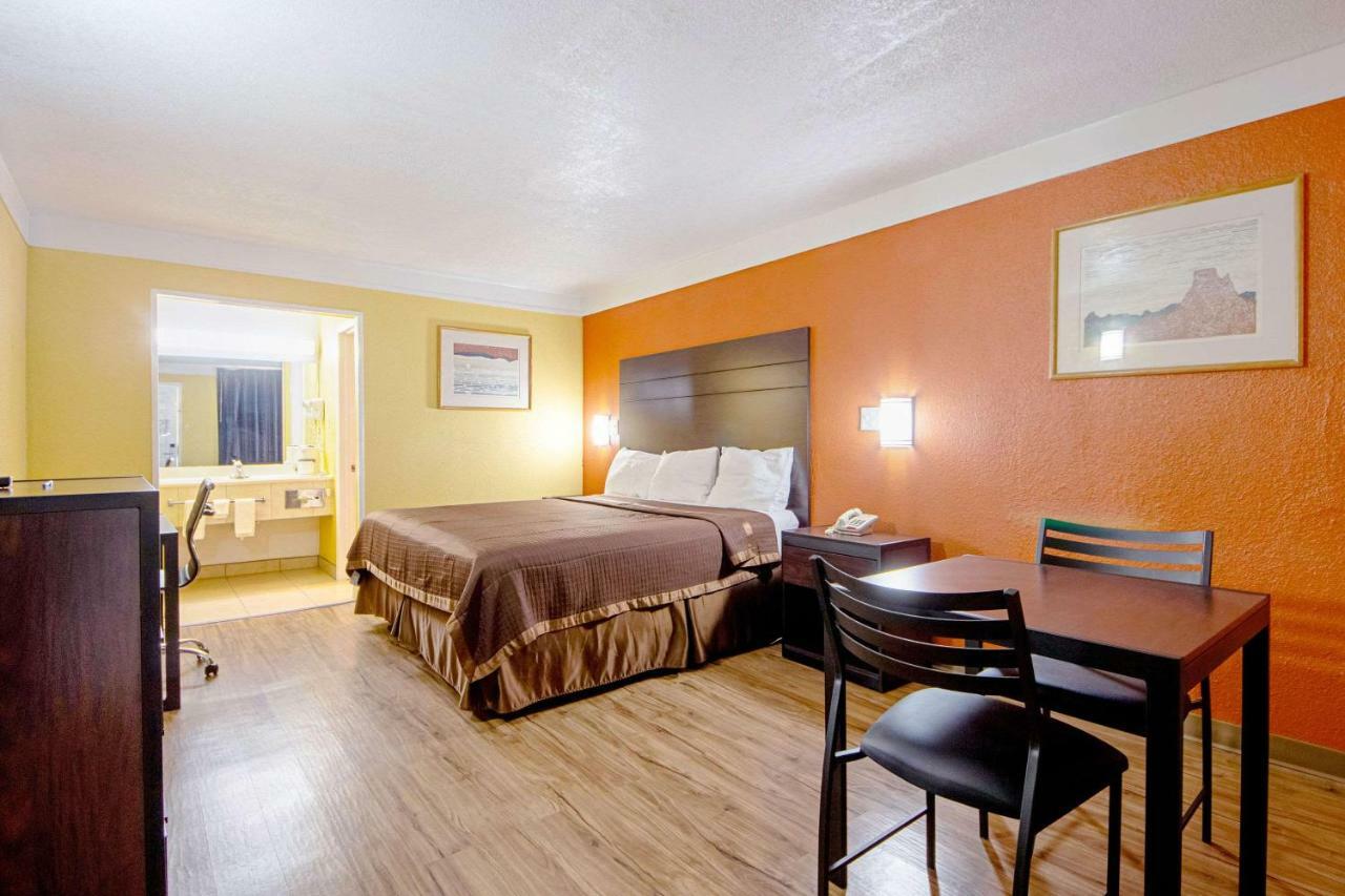 Economy Inn & Suites Дентон Экстерьер фото