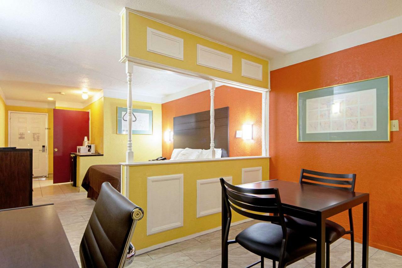 Economy Inn & Suites Дентон Экстерьер фото