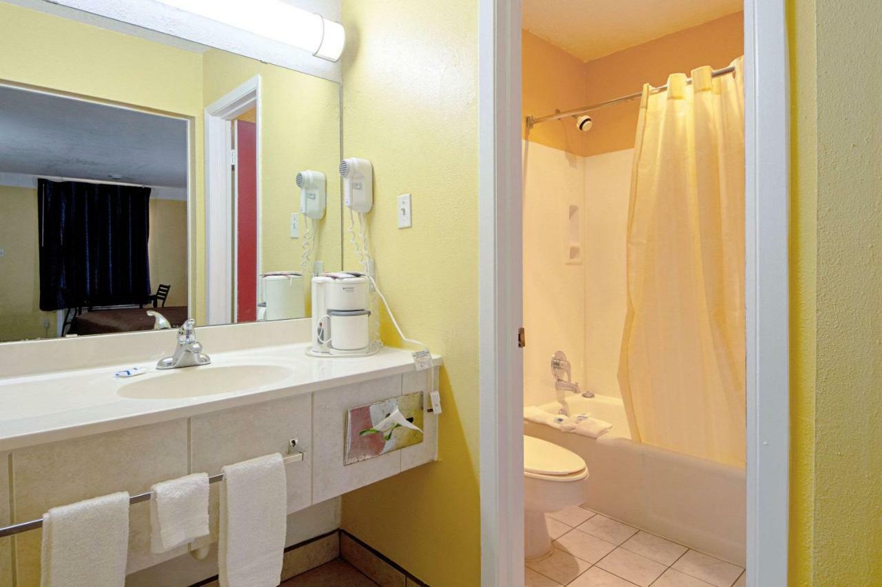 Economy Inn & Suites Дентон Экстерьер фото