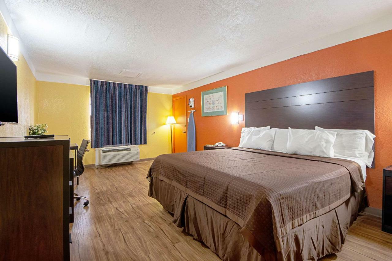 Economy Inn & Suites Дентон Экстерьер фото