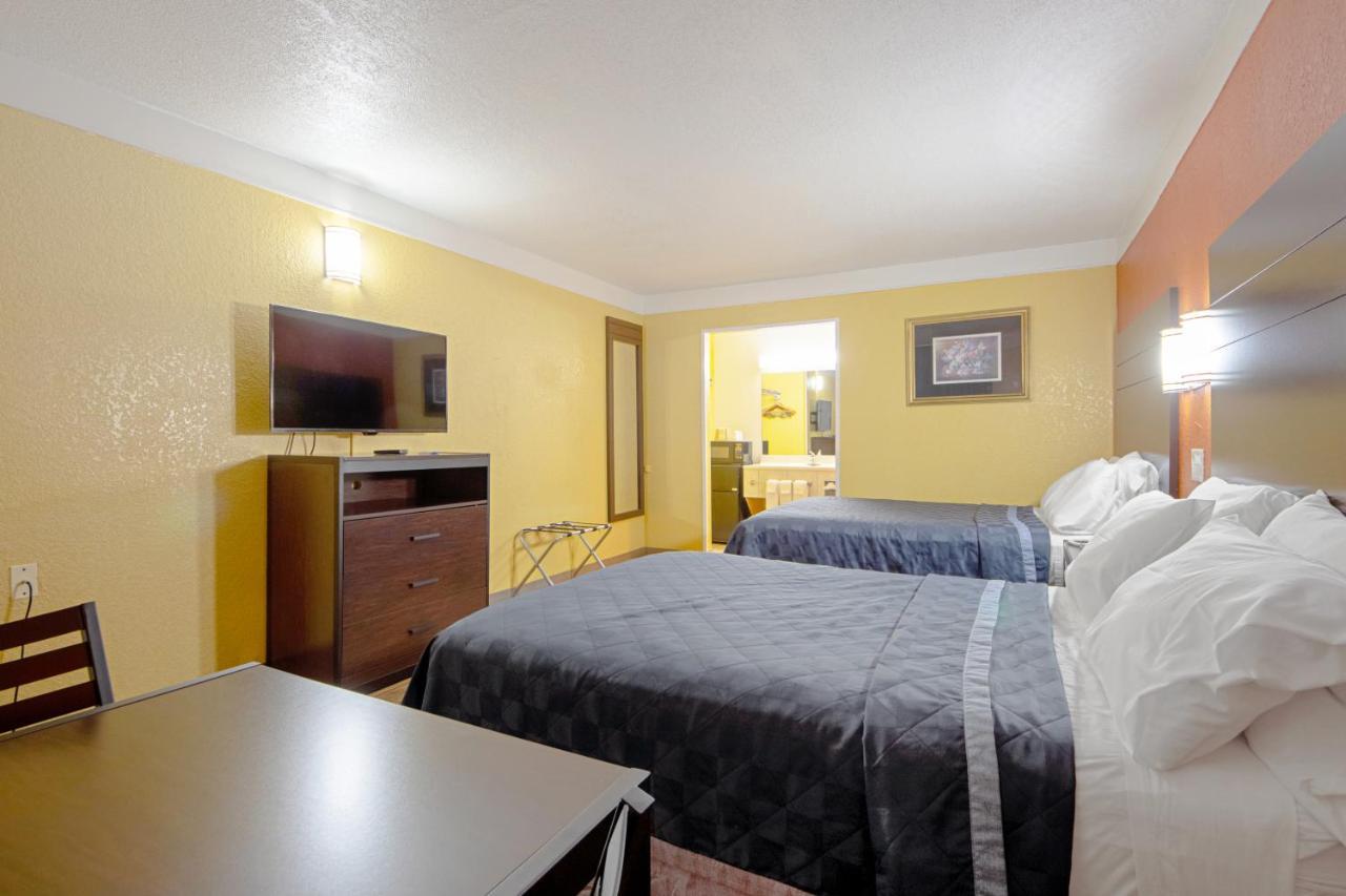 Economy Inn & Suites Дентон Экстерьер фото