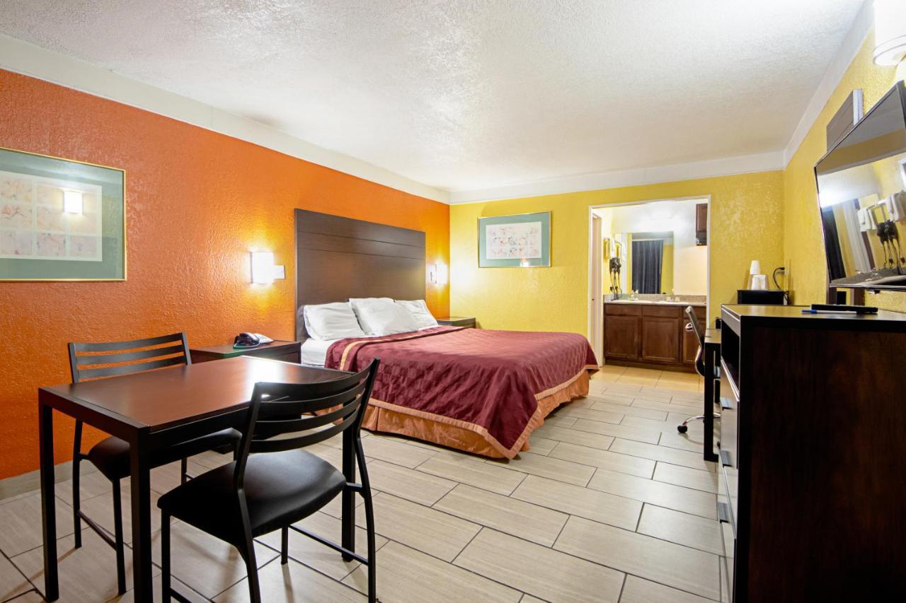 Economy Inn & Suites Дентон Экстерьер фото